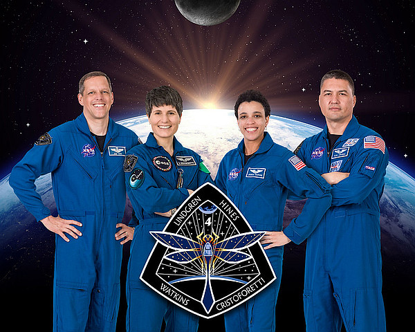 NASA SpaceX Crew-2
Załoga (od lewej do prawej): Robert Hines (NASA) – Pilot, Samantha Cristoforetti (ESA) – Specjalista misji 1, Jessica Watkins (NASA) – Specjalista misji 2, Kjell N. Lindgren (NASA) – Dowódca,
Autorstwa: NASA – Flickr -SpaceX Crew-4 by NASA Johnson
https://www.flickr.com/photos/nasa2explore/51912646965/in/album-72157720177998302/