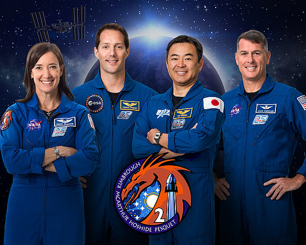 NASA SpaceX Crew-2
Załoga (od lewej do prawej): Katherine Megan McArthur (NASA) – Pilot, Thomas Pesquet (ESA) - Specjalista misji 2, Akihiko Hoshide (JAXA) - Specjalista misji 1, Shane Kimbrough (NASA) – Dowódca,
Autorstwa: NASA - Flickr -SpaceX Crew-2 by NASA Johnson
https://www.flickr.com/photos/nasa2explore/50927306207/in/album-72157717157674986/