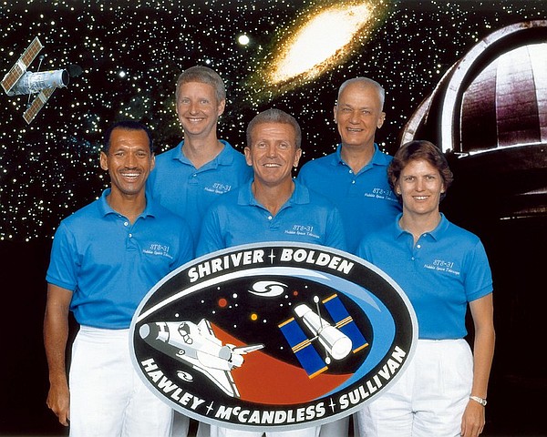 STS-31 Crew
Załoga (od lewej do prawej): Charles F. Bolden - Pilot, Steven A. Hawley - Inżynier lotu i Specjalista misji 2, Loren J. Shriver - Dowódca, Bruce McCandless - Specjalista misji 1, Kathryn D. Sullivan - Specjalista misji 3
Autorstwa NASA - Flickr Hubble Deployment by NASA Hubble