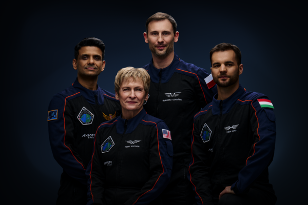 Ax-4 Crew (od lewej do prawej): Shubhanshu Shukla - Pilot, Peggy Whitson - Dowódca misji, Sławosz Uznański-Wiśniewski - Specjalista misji, Tibor Kapu - Specjalista misji
Autorstwa: Axiom Space - https://brandfolder.com/axiomspace/missions/#!asset/m74rpbb84vg8mw8cx65btz7x